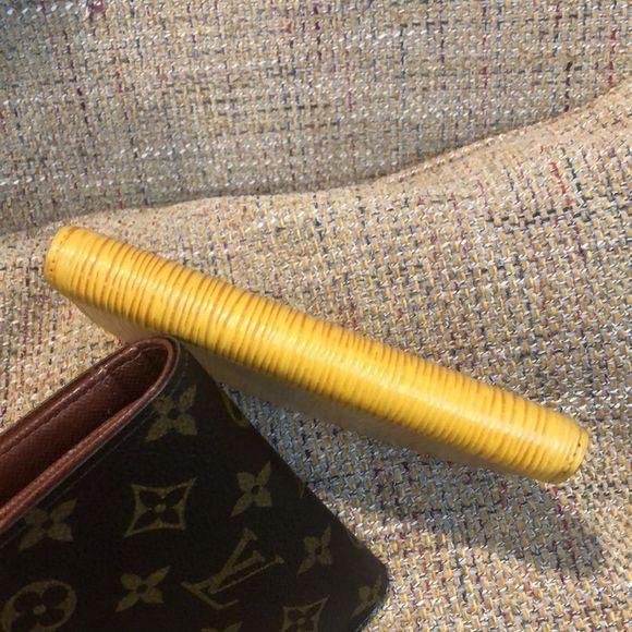 LOUIS VUITTON Epi Yellow Agenda Binder Passport Holder Credit Card Wallet - Picture 14 of 17